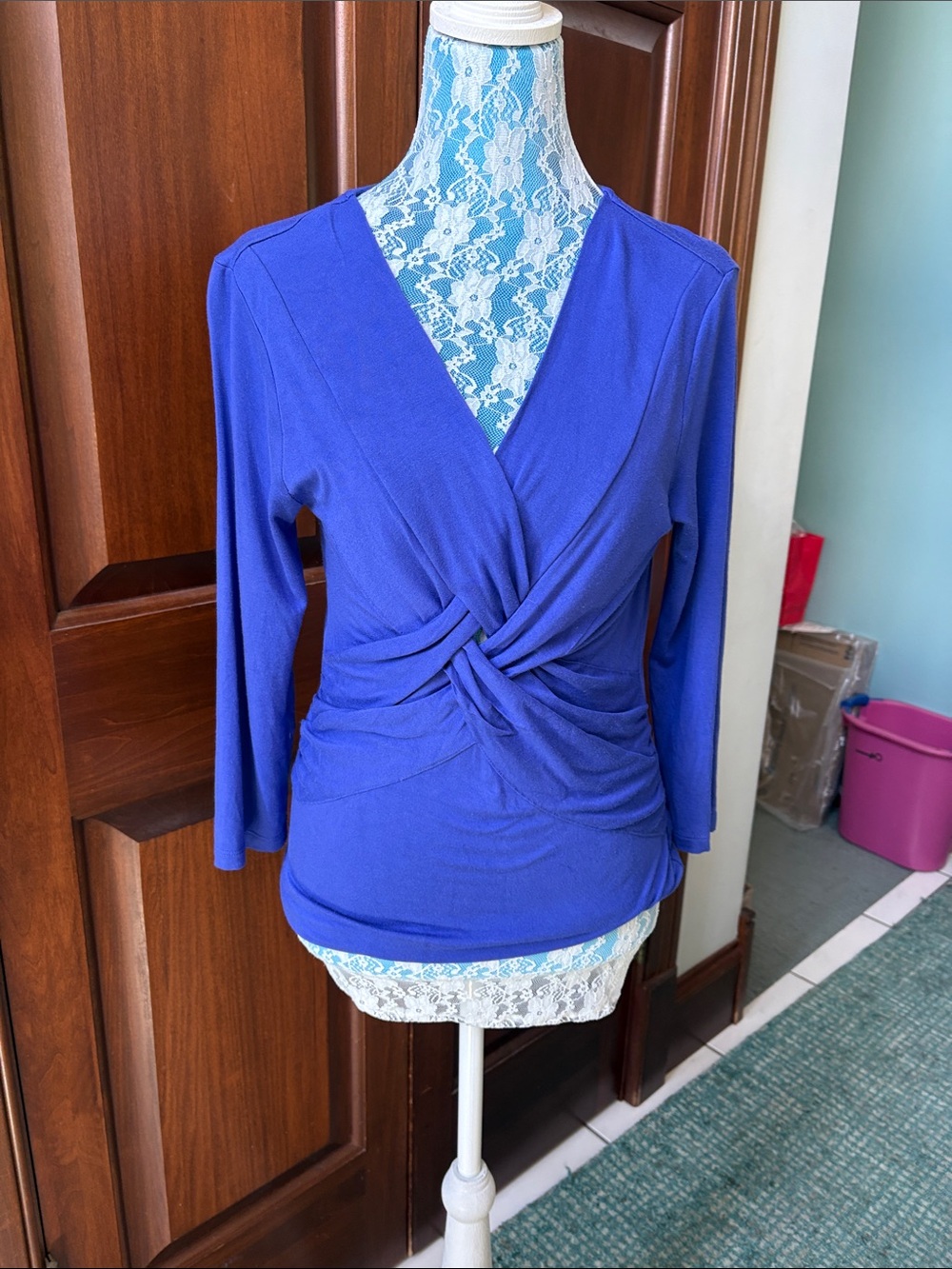 Cable & gauge   top  twist front V neck  3/4 sleeves  dark periwinkle size S GUC